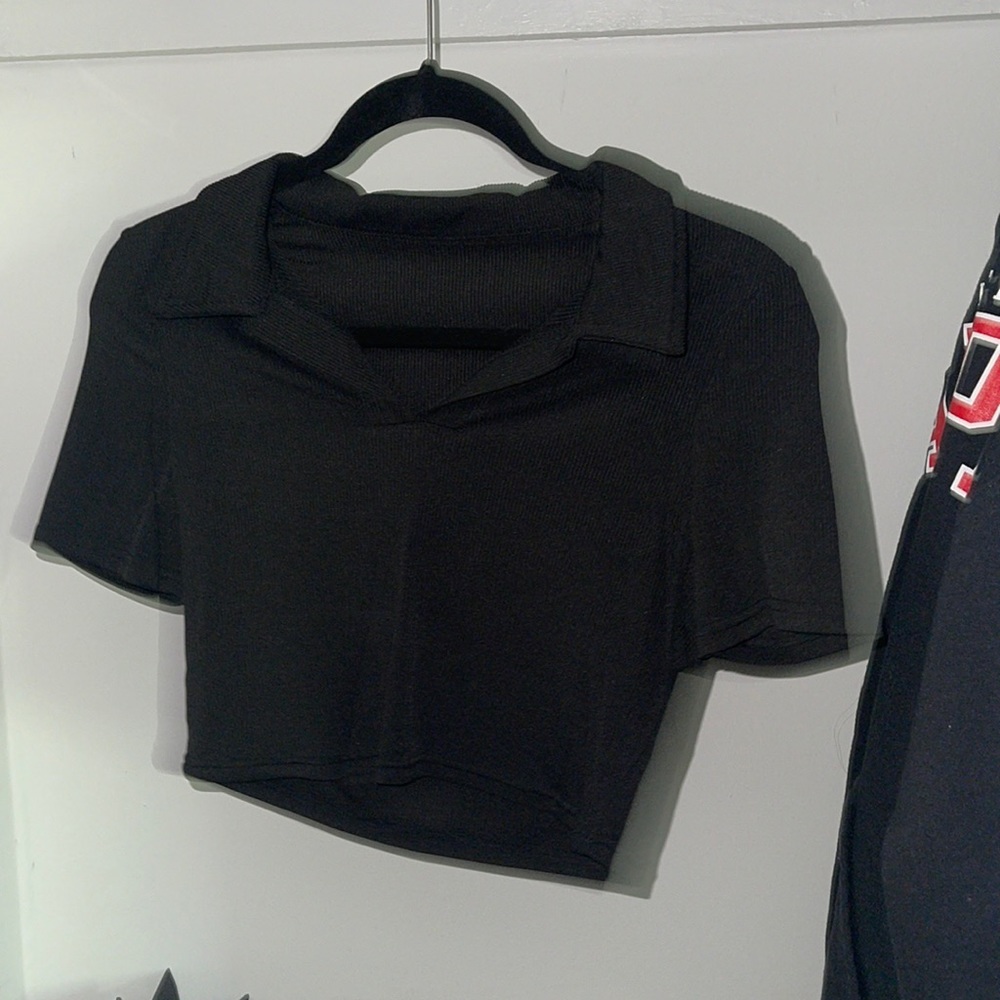 Black cropped collared top
